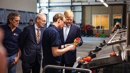 Koning bezoekt Jansen Paprika